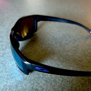 Oakley Gibston! The modern frame offers full protection loaded with features !!